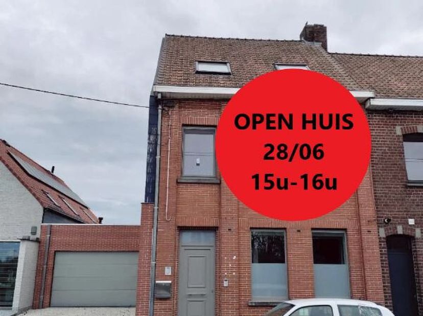 OPEN HUIS ZATERDAG 28/06 van 15u tot 16u. Prachtig gerenoveerde hoekwoning met oprit, nabij het centrum van Kuurne, omvattende o.a. op het GELIJKVLOER